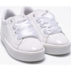 Guess Jeans - Buty. Białe buty sportowe damskie marki Guess Jeans, z aplikacjami, z jeansu, sportowe. W wyprzedaży za 399,90 zł.