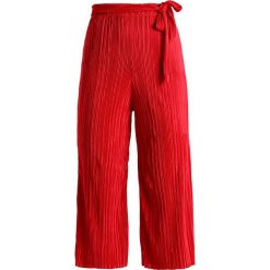 Spodnie z wysokim stanem: Miss Selfridge PLISSE TIE WAIST CROP TROUSER Spodnie materiałowe red