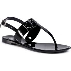 Sandały KARL LAGERFELD - KL80090 Black Rubber. Czarne klapki damskie KARL LAGERFELD, z aplikacjami, z tworzywa sztucznego, bez obcasa, na obcasie. W wyprzedaży za 269,00 zł.