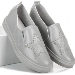 SZARE SLIPONY Z GWIAZDĄ. Szare trampki i tenisówki damskie marki Merg, bez wzorów, bez zapięcia. Za 45,95 zł.
