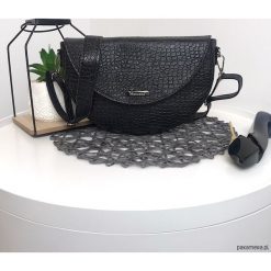 Ponadczasowa listonoszka imitacja kroko czarna. Czarne listonoszki damskie Pakamera, bez wzorów, ze skóry ekologicznej, na ramię, bez dodatków. Za 139,00 zł.