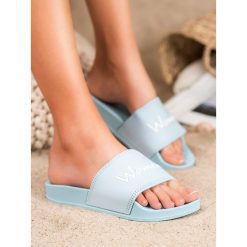 BŁĘkitne klapki women. Niebieskie klapki damskie SMALL SWAN, bez wzorów, z gumy, bez obcasa. W wyprzedaży za 49,90 zł.