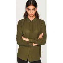 Koszula z ozdobnym kołnierzem - Khaki. Brązowe koszule damskie Reserved. W wyprzedaży za 39,99 zł.