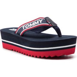 Japonki TOMMY JEANS - Pop Webbing Mid Beach Sandal EN0EN00472 Midnight 403. Niebieskie klapki damskie Tommy Jeans, bez wzorów, z jeansu, bez obcasa. W wyprzedaży za 159,00 zł.