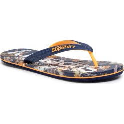 Japonki SUPERDRY - Scuba Aop Flip Flop MF310004A Indo Leaf 0VG. Niebieskie klapki męskie Superdry, bez wzorów, z tworzywa sztucznego. Za 109,00 zł.