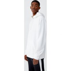 Bluza typu kangurka basic. Białe bluzy męskie Pull&Bear, m, bez wzorów, bez kołnierzyka, bez rękawów, bez kaptura. Za 79,90 zł.