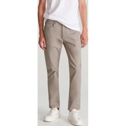 Bawełniane spodnie slim fit - Jasny szary. Szare spodnie męskie Reserved, m, bez wzorów, z bawełny. Za 99,99 zł.