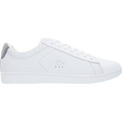 Skórzane sneakersy "Carnaby" w kolorze białym. Białe sneakersy męskie Lacoste, na sznurówki. W wyprzedaży za 219,95 zł.