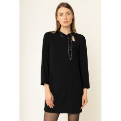 Sukienka koktajlowa Liu Jo F69002 T5708. Czarne sukienki damskie Liu Jo, bez wzorów, z poliesteru, wizytowe, bez kołnierzyka, bez rękawów. W wyprzedaży za 359,00 zł.