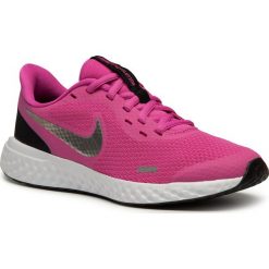 Buty NIKE - Revolution 5 (GS) BQ5671 610 Active Fuchsia/Metallic Silver. Różowe buty sportowe damskie Nike, bez wzorów, z materiału, sportowe, do biegania, nike revolution. Za 199,00 zł.