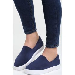Granatowe Slip On Arda. Szare trampki i tenisówki damskie Born2be, bez wzorów, bez zapięcia. Za 29,99 zł.