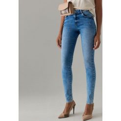 Jeansy skinny z przetarciami - Niebieski. Niebieskie jeansy damskie Mohito, bez wzorów, z jeansu. Za 109,99 zł.