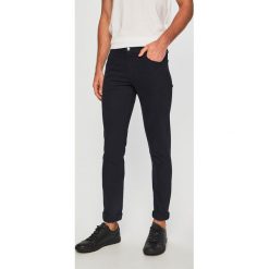 Armani Exchange - Jeansy. Czarne jeansy męskie Armani Exchange, z aplikacjami. W wyprzedaży za 339,90 zł.