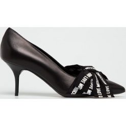 Love Moschino - Szpilki. Czarne szpilki Love Moschino, bez wzorów, ze skóry, bez obcasa, na obcasie, bez zapięcia. W wyprzedaży za 629,90 zł.