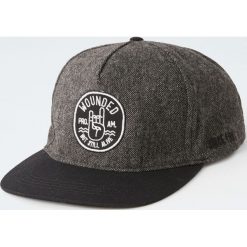Czapka z płaskim daszkiem i naszywką. Czarne czapki z daszkiem męskie Pull&Bear, z aplikacjami. Za 59,90 zł.
