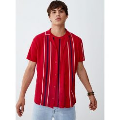 Koszula w pionowe paski z klapami. Czerwone koszule męskie w paski marki Pull&Bear, m, z krótkim rękawem. Za 79,90 zł.