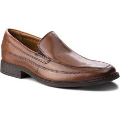 Półbuty CLARKS - Tilden Free 261300987 Dark Tan Leather. Pomarańczowe buty wizytowe męskie Clarks, ze skóry ekologicznej, bez zapięcia. W wyprzedaży za 259,00 zł.