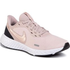 Buty NIKE - Revolution 5 BQ3207 600 Barely Rose/Mtlc Red Bronze. Różowe buty sportowe damskie Nike, bez wzorów, z tworzywa sztucznego, sportowe, do biegania, nike revolution. Za 229,00 zł.