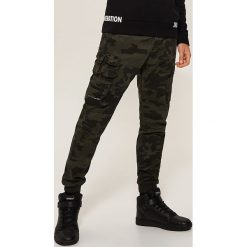 Joggery męskie: JOGGERY camo - Wielobarwn