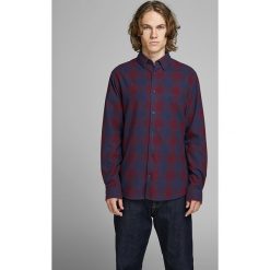 Koszula w kolorze granatowo-bordowym. Czerwone koszule męskie Jack & Jones, m, w kratkę, z bawełny, z klasycznym kołnierzykiem, bez rękawów. W wyprzedaży za 64,95 zł.