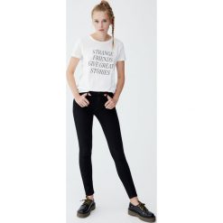 Jeansy skinny fit o szczególnej długości. Czarne jeansy damskie skinny marki Pull&Bear, z jeansu. Za 79,90 zł.