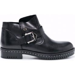 Carinii - Botki. Czarne buty zimowe damskie marki Carinii, z materiału, z okrągłym noskiem, na obcasie. W wyprzedaży za 239,90 zł.