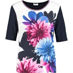 Koszulka w kolorze niebiesko-białym. Niebieskie koszulki damskie Gerry Weber, bez wzorów, z okrągłym kołnierzem, bez rękawów. W wyprzedaży za 107,95 zł.