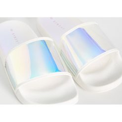 Holograficzne klapki - Biały. Białe klapki damskie Sinsay, bez wzorów, bez obcasa. Za 39,99 zł.