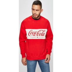 Tommy Jeans - Bluza x Coca-Cola. Białe bluzy męskie Tommy Jeans, xl, z nadrukiem, z bawełny, z okrągłym kołnierzem, bez rękawów, bez kaptura. W wyprzedaży za 339,90 zł.