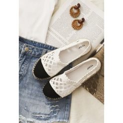 Białe Espadryle Step Dance. Białe espadryle damskie Born2be, bez wzorów, bez obcasa. W wyprzedaży za 54,99 zł.