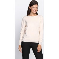 Jasnobeżowy Sweter Respectful. Szare swetry klasyczne damskie marki Born2be, l, z satyny, z dekoltem na plecach. Za 64,99 zł.