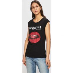 Guess Jeans - Top. Białe bluzki damskie Guess Jeans, s, z nadrukiem, z bawełny, z okrągłym kołnierzem. W wyprzedaży za 179,90 zł.