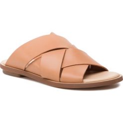 Klapki CLARKS - Willow Art 261394364 Light Tan Lea. Pomarańczowe klapki damskie Clarks, bez wzorów, ze skóry, bez obcasa, na obcasie. W wyprzedaży za 269,00 zł.