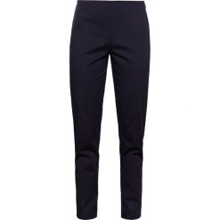 Jil Sander Navy Spodnie materiałowe navy. Niebieskie spodnie damskie marki Jil Sander Navy, bez wzorów, z elastanu. W wyprzedaży za 341,55 zł.