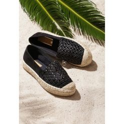 Czarne Espadryle Adoring. Czarne espadryle damskie Renee, bez wzorów, z materiału, bez obcasa, na płaskiej podeszwie. Za 89,99 zł.