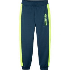 Spodnie sportowe bonprix ciemnoniebieski. Niebieskie spodnie chłopięce bonprix, bez wzorów, sportowe. Za 49,99 zł.