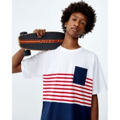 Koszulka z kolorowymi panelami i kontrastową kieszonką. Szare koszulki męskie Pull&Bear, m, bez wzorów, z kontrastowym kołnierzykiem, z krótkim rękawem, krótkie. Za 59,90 zł.
