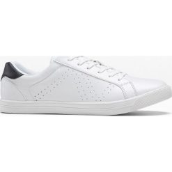Sneakersy bonprix biało-czarny. Białe sneakersy męskie bonprix, bez zapięcia. Za 84,99 zł.
