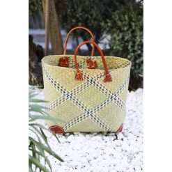 Torba plażowa ARIVIOLA. Torebki klasyczne damskie IVET, bez wzorów, z materiału, eleganckie, bez dodatków. W wyprzedaży za 69,00 zł.