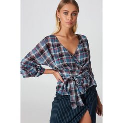 Bluzki damskie: NA-KD Bluzka z wiązaniem w pasie – Blue,Multicolor