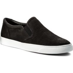 Tenisówki CLARKS - Glove Puppet 261312554 Black Nubuck. Czarne półbuty damskie skórzane Clarks, bez wzorów, bez obcasa, na płaskiej podeszwie, bez zapięcia. W wyprzedaży za 199,00 zł.