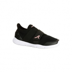 Buty do szybkiego marszu Soft 180 Strap damskie czarno-różowe. Czarne buty do fitnessu damskie marki NEWFEEL, z poliamidu. Za 99,99 zł.