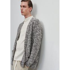 Bluza ze strukturalnej dzianiny - Czarny. Czarne bluzy męskie Reserved, xl, bez wzorów, z dzianiny, bez kołnierzyka, bez rękawów, bez kaptura. W wyprzedaży za 99,99 zł.