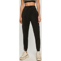 Reebok - Spodnie. Czarne spodnie damskie Reebok, s, z poliesteru. Za 179,90 zł.