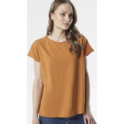 Camelowy T-shirt Adreamala. Brązowe bluzki damskie Born2be, xl, bez wzorów, z dzianiny, z okrągłym kołnierzem, z krótkim rękawem. Za 39,99 zł.