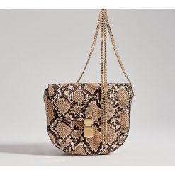 Torebka z łańcuszkiem typu saddle bag - Brązowy. Pomarańczowe torebki klasyczne damskie Mohito, bez wzorów, bez dodatków. Za 89,99 zł.