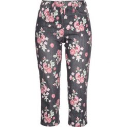 Dżinsy rybaczki w kwiaty bonprix szary denim z nadrukiem. Szare jeansy damskie bonprix, z nadrukiem, z jeansu. Za 49,99 zł.