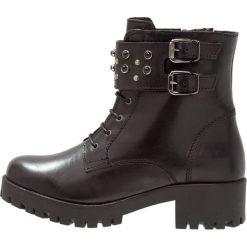 Tamaris Botki kowbojki i motocyklowe black. Czarne botki damskie skórzane marki Tamaris. Za 359,00 zł.