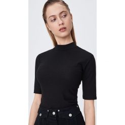BLUZKA DAMSKA - Czarny. Czarne bluzki damskie Sinsay, s, bez wzorów, bez kołnierzyka, bez rękawów. Za 29,99 zł.