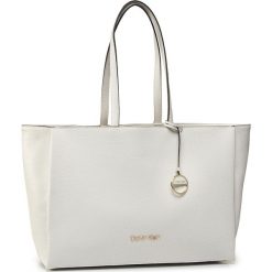 Torebka CALVIN KLEIN - Sided Shopper W/Laptop Sleeve K60K606508 WHT. Białe torby damskie na zakupy Calvin Klein, z aplikacjami, ze skóry ekologicznej, klasyczne, zdobione, bez dodatków. Za 699,00 zł.